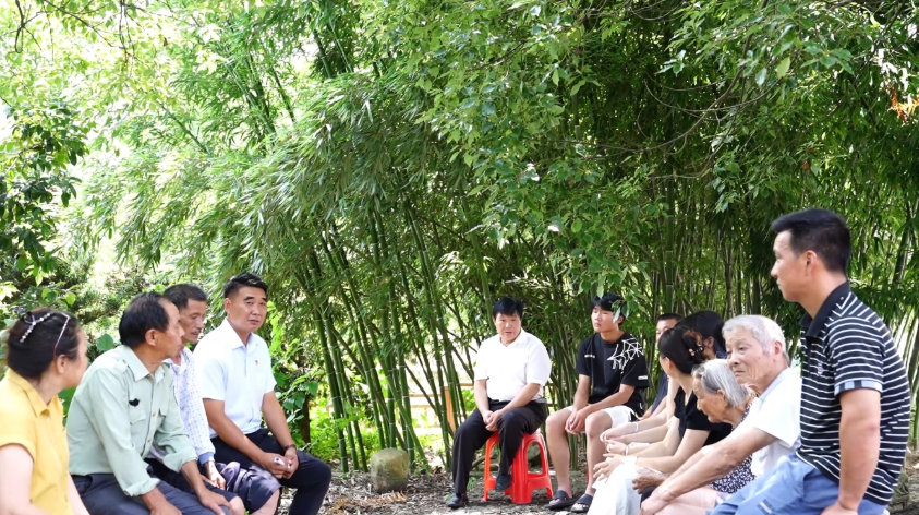彭徇龙与村民围坐一起开展乡村议事。邱政寅/摄