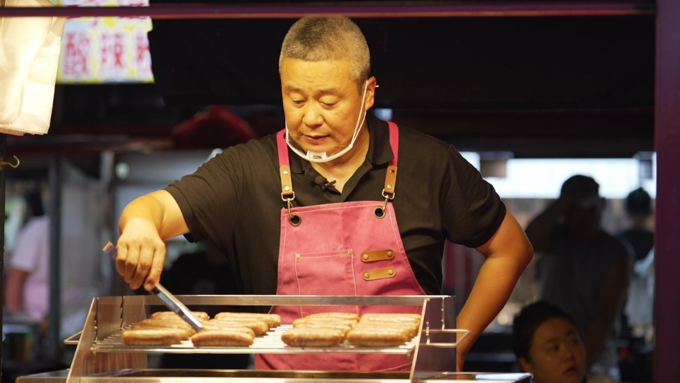 青岛曾经年入千万的餐饮大鳄如今欠债4600万，靠卖烤肠还债