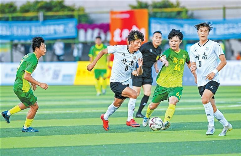 甘南扎尕那队与陇南金徽队驰骋赛场　本文配图：新甘肃&middot;甘肃日报记者　冯乐凯