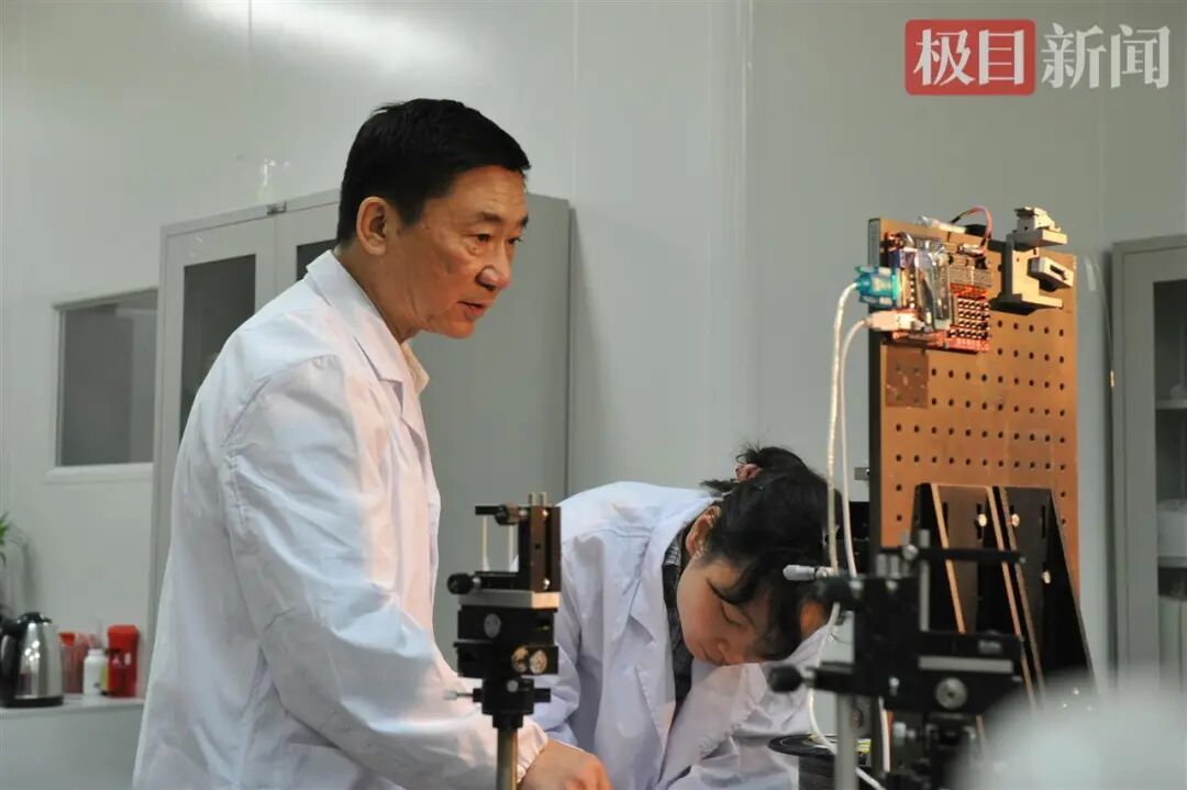 2.姜德生（左）指导学生做实验.jpg