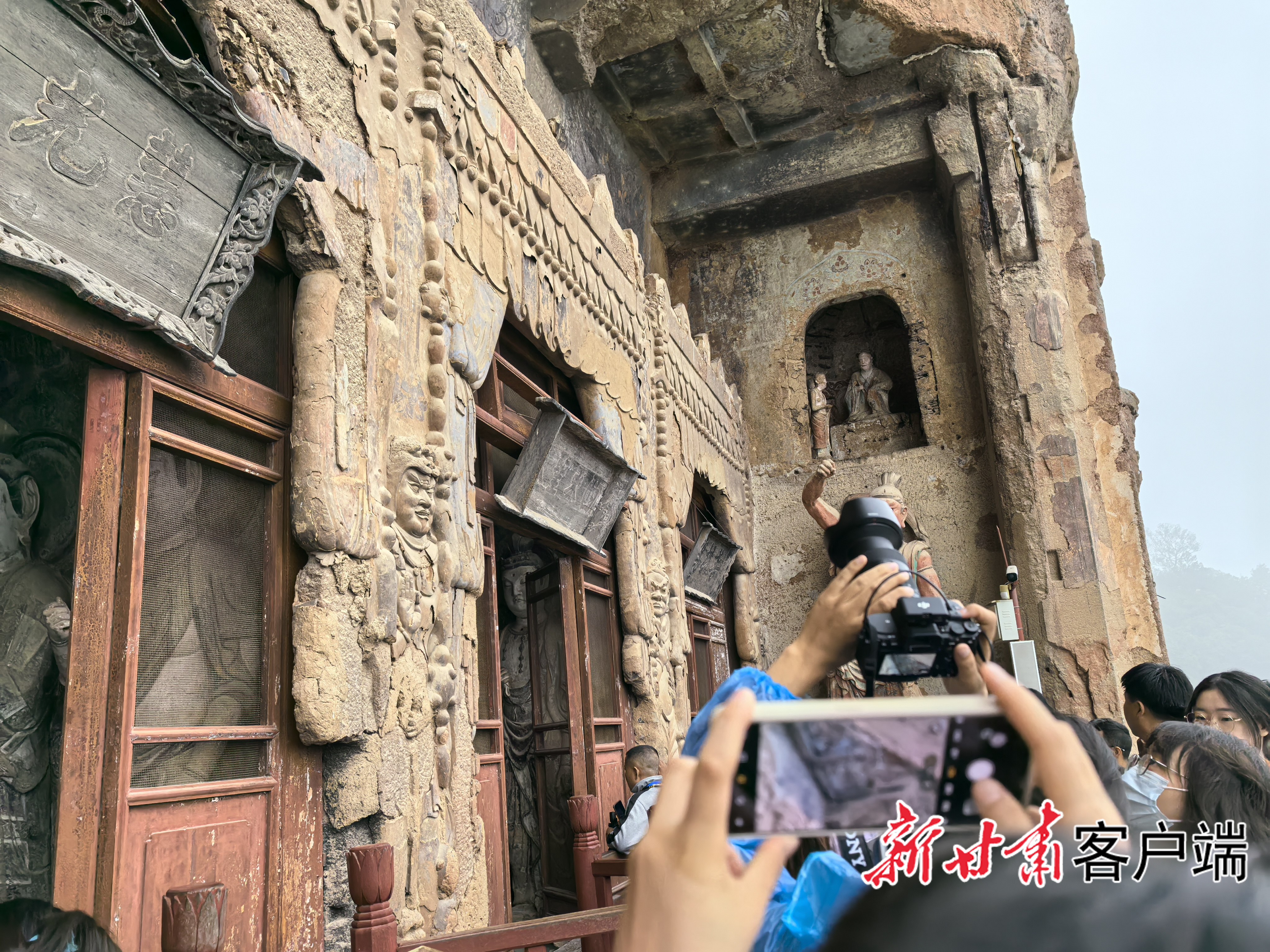 麦积山石窟游客众多　（图片均由新甘肃&middot;甘肃日报记者　白永萍　摄）