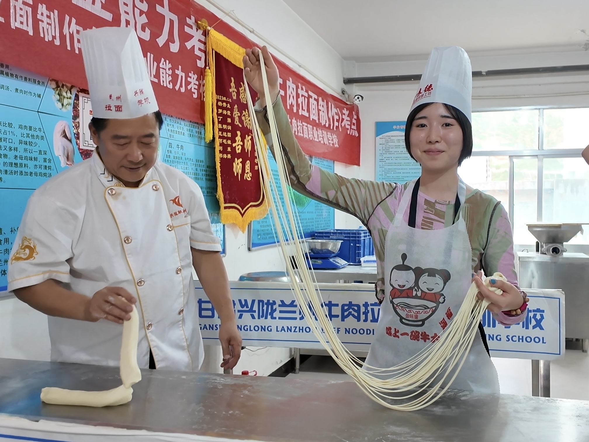日本学生学习制作兰州牛肉拉面