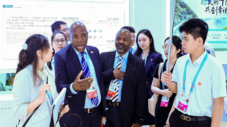 专业导览小组首秀投洽会 定制化服务获全球点赞