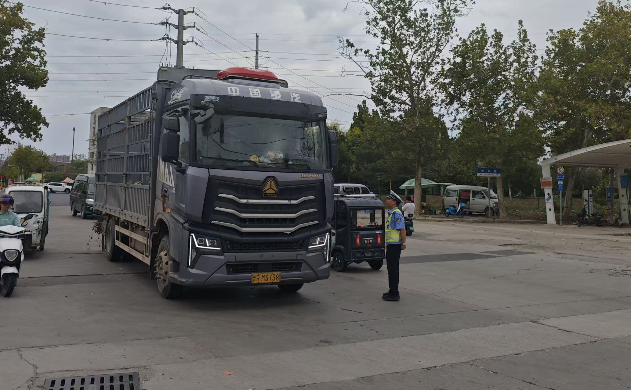 商丘市公安局交警支隊嚴管貨車限行 全力打響“藍天保衛戰”