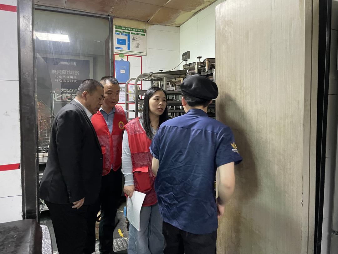 专职网格员何嘉莉走访商户