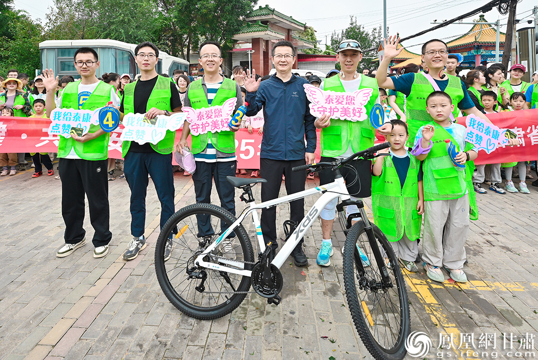 前五强在终点领奖，冠军奖品为山地自行车。