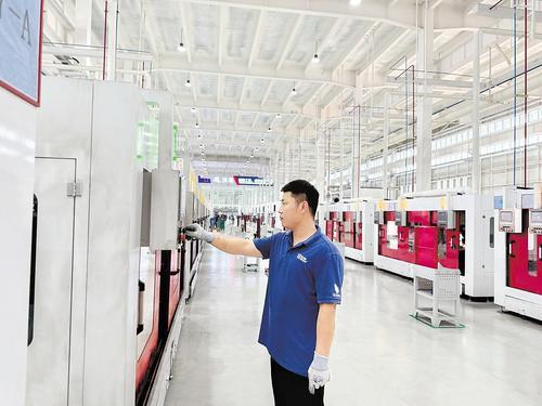 8月22日,临西“国际轴之城”塞艾斯(河北)工业发展有限公司A2车间,员工正在操作多工位复合加工生产线赶制精密模块轴承出口订单。 本报记者 王永晨摄