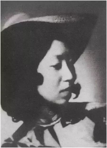 张爱玲：“ 我从来不戴帽子，也没有首饰。这里的草帽是炎樱妹妹的，项链是炎樱的。”
