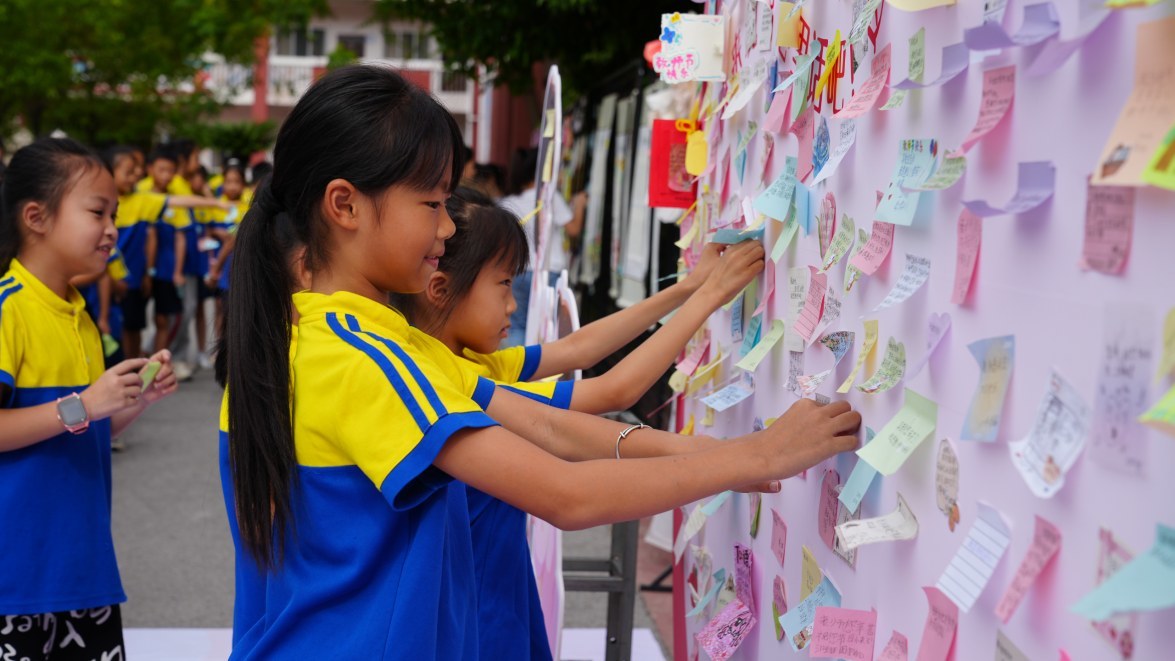 金溪县：手写祝福语 感恩教师情（图）