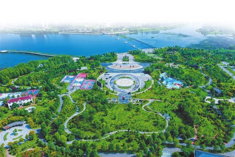 9月7日，信阳市光山县官渡河盛湾公园草木葱茏。 谢万柏 摄