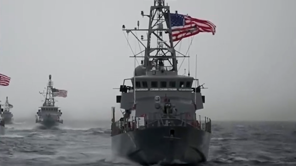 中美外长刚通话，不到48小时，美英军舰再闯台海，解放军直接反制