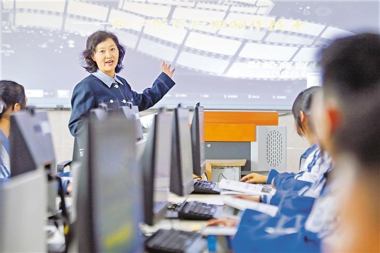 拜晓霞在平面设计课堂上教学