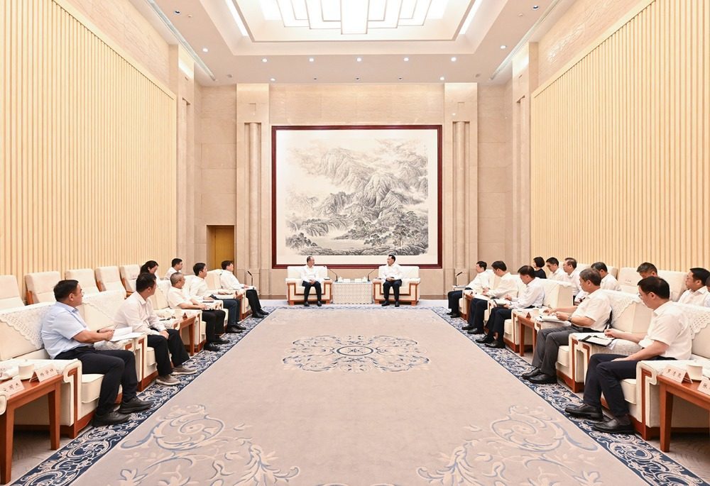 ▲9月8日下午，市委书记袁家军，市委副书记、市长胡衡华会见北京大学党委书记何光彩一行。刘力 摄