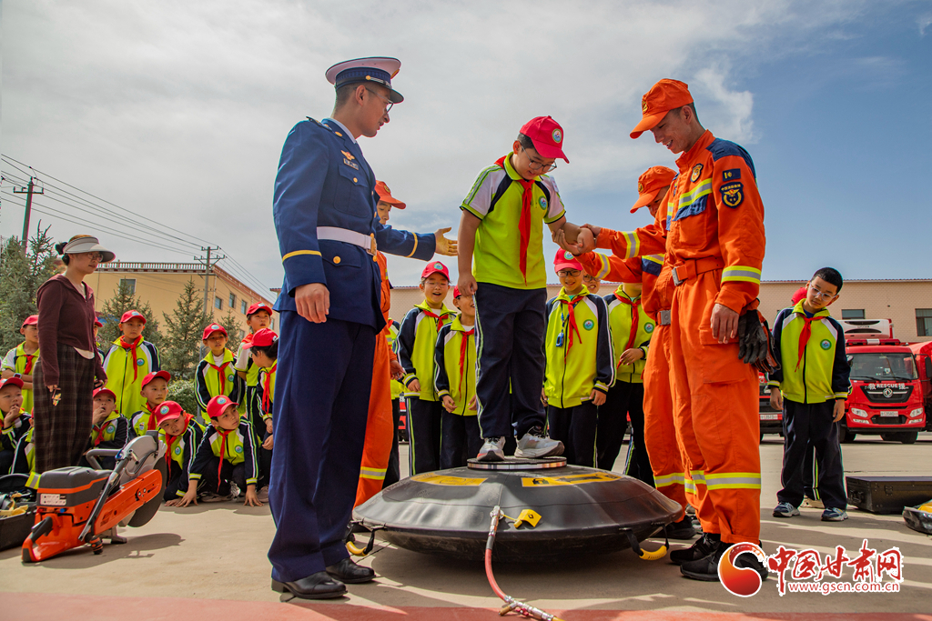 师生代表正在对救援装备进行体验