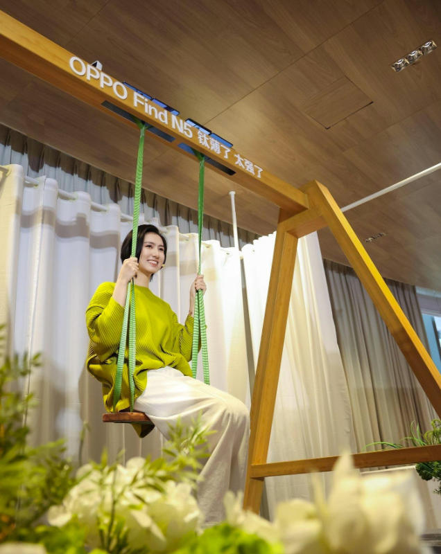 OPPO女产品经理Monica宣布离职 发布会上曾用高跟鞋踩手机