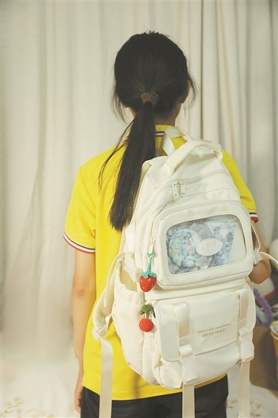 魏琳女儿书包上挂着妈妈编织的草莓、樱桃挂件