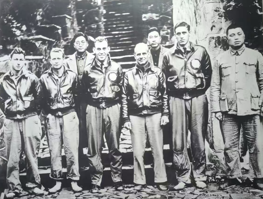 图为1942年4月18日,杜立特机组人员与帮助他们的中国救护人员合影