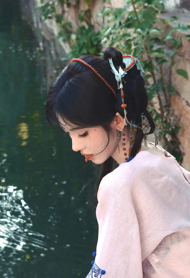 搜狐娱乐讯 9月6日，鞠婧祎在社交平台分享自己的剧组拍摄花絮，照片里的她穿粉色古装襦裙，俏皮活泼。