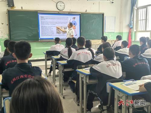 张志华正在授课