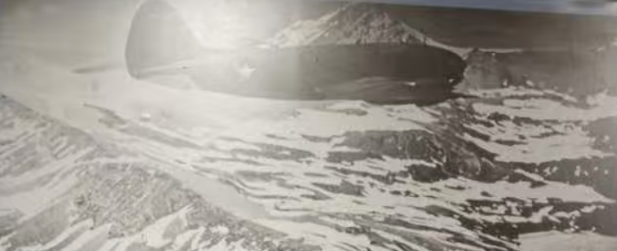 1942年5月,中国获取盟国援助的唯一通道——滇缅公路被日军切断,中美两国紧急开辟从印度东北部的阿萨姆邦至中国云南昆明的驼峰航线,全长800多公里。图为在驼峰航线飞行的美国陆军空运队的C-46A“突击队员”运输机