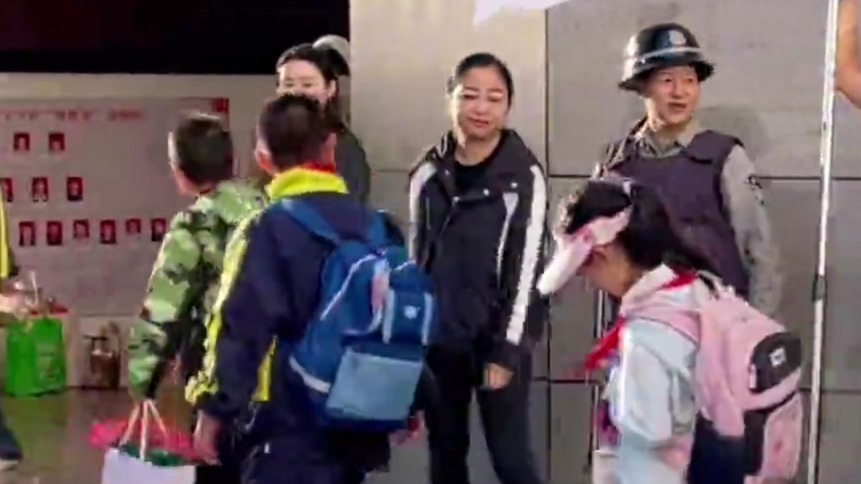 小学生入校遇特殊检查　教师节礼物被暖心退回