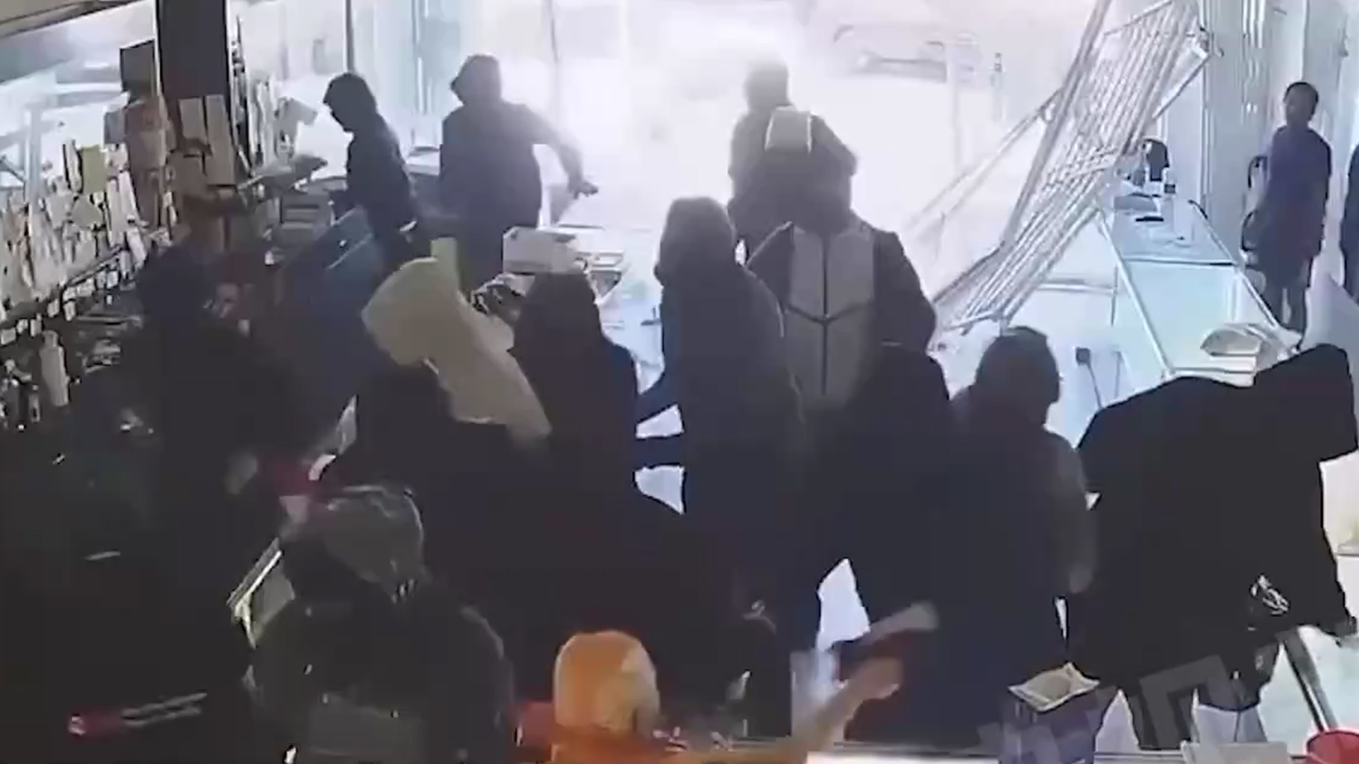 驾车撞碎门窗，美加州一珠宝店光天化日遭洗劫，88岁店主被蒙面歹徒一把推倒