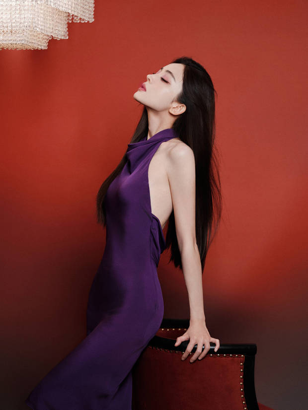 娜扎秀曼妙身姿，曲线迷人。
