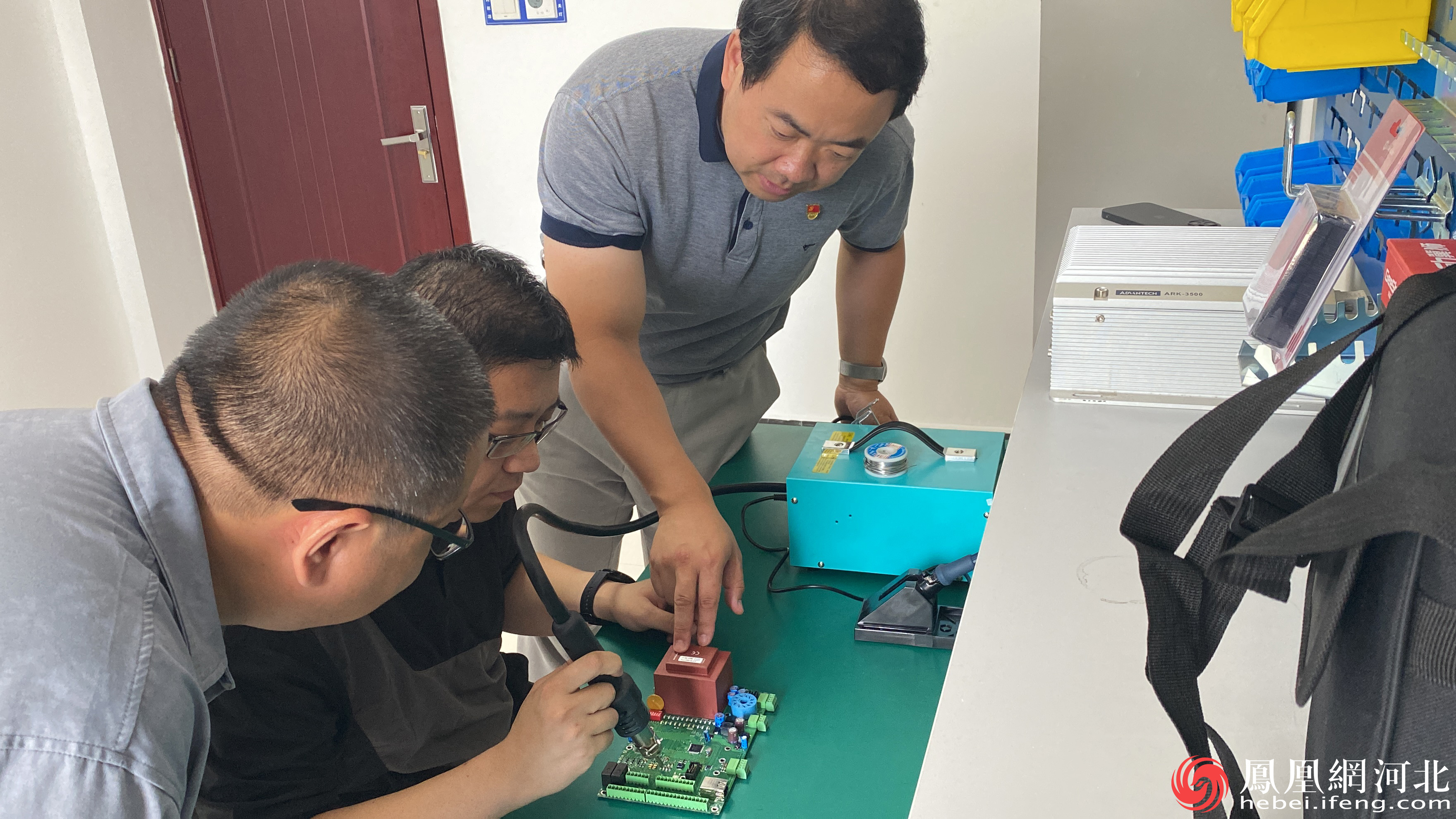 何舰指导团队成员进行研究