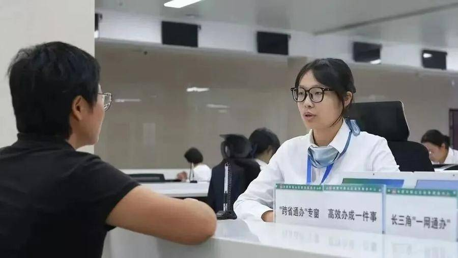 窗口人员耐心解答市民咨询。