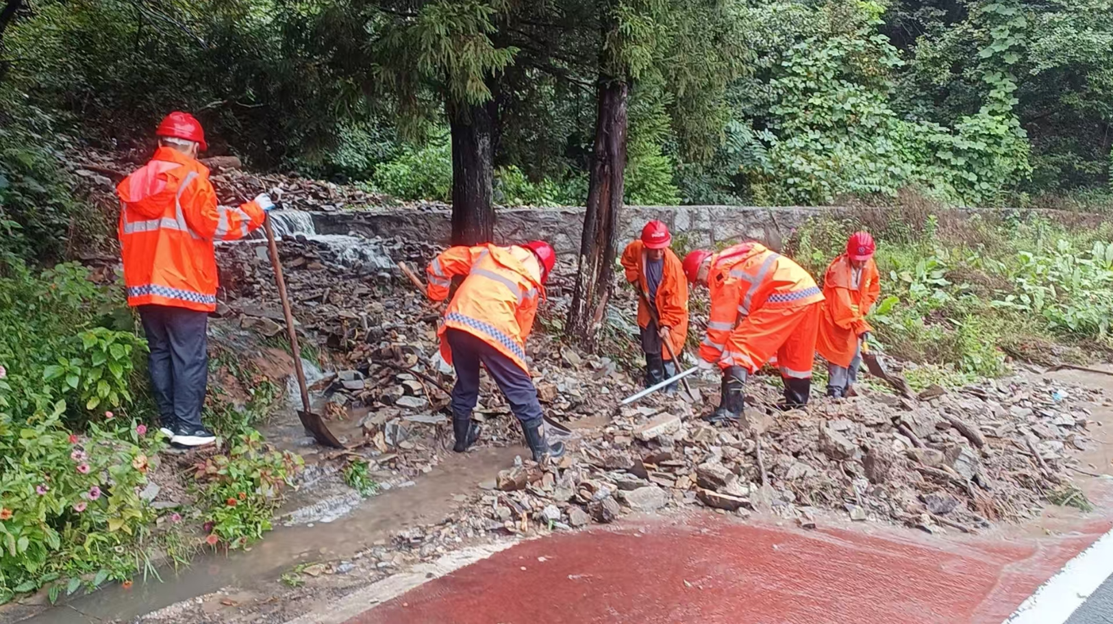 九江市公路发展中心庐山分中心冲锋守护山区道路安全