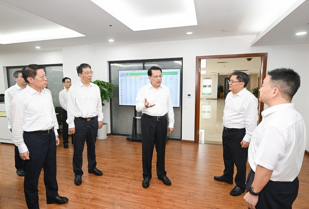 9月12日上午，重庆市委书记袁家军在市住房城乡建委调研并宣讲市委六届七次全会精神。记者 苏思 摄