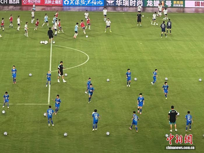 “苏超”赛场暖场活动中，孩子们进行足球表演。中新网记者 朱晓颖 摄