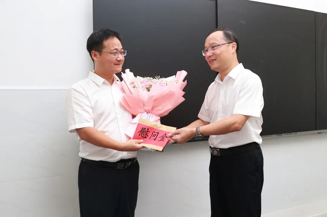 罗文江王亚联走访慰问教师代表