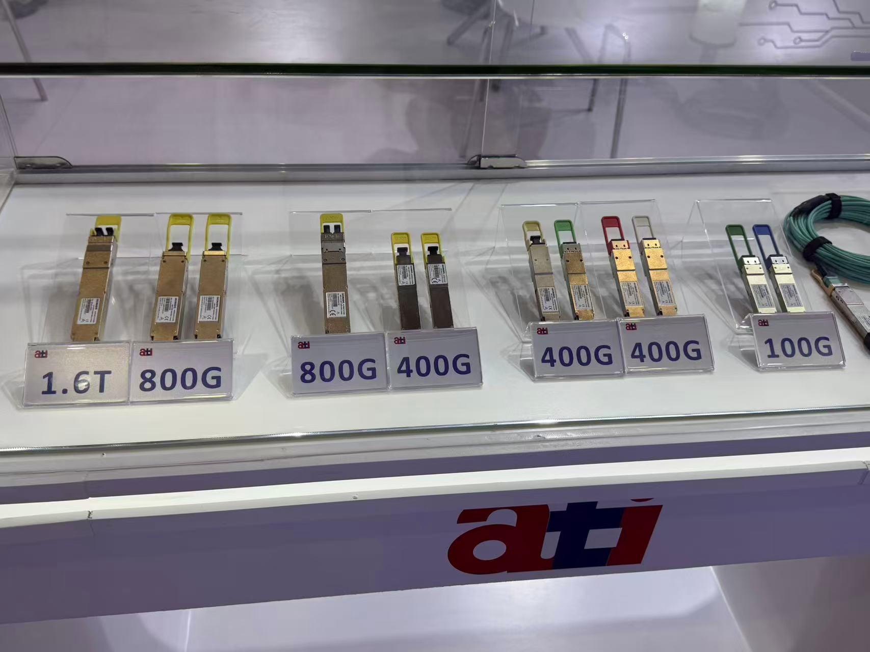 恩达通100G到1.6T展品 图片来源：财联社记者摄