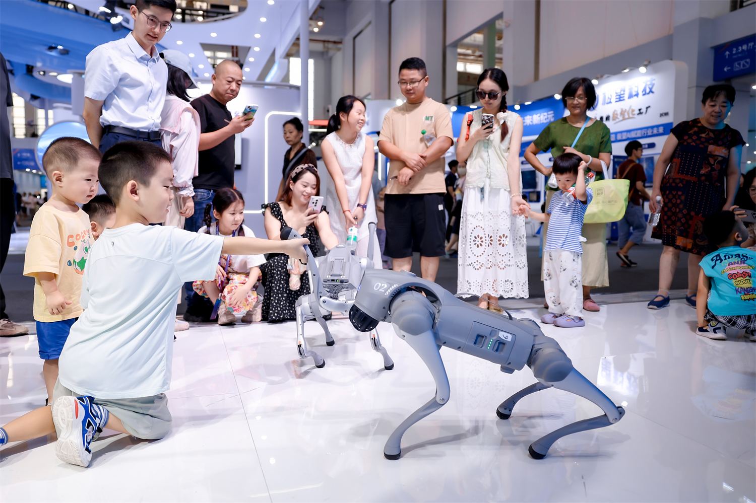 小朋友与机器狗互动