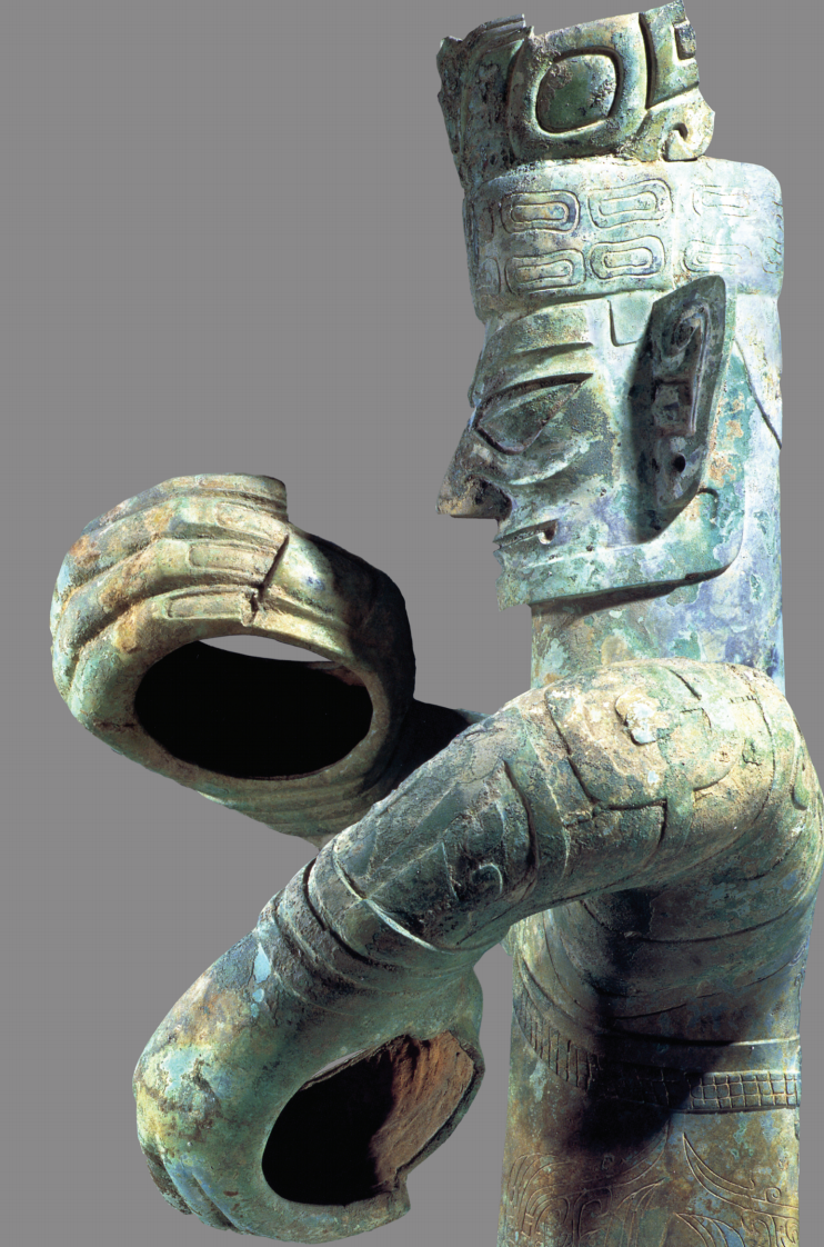 四川省三星堆遗址出土青铜大立人像,年代为公元前十三世纪至前十二世纪。这一神秘人像躯干部分的形状可能借鉴了圆柱形的树干。