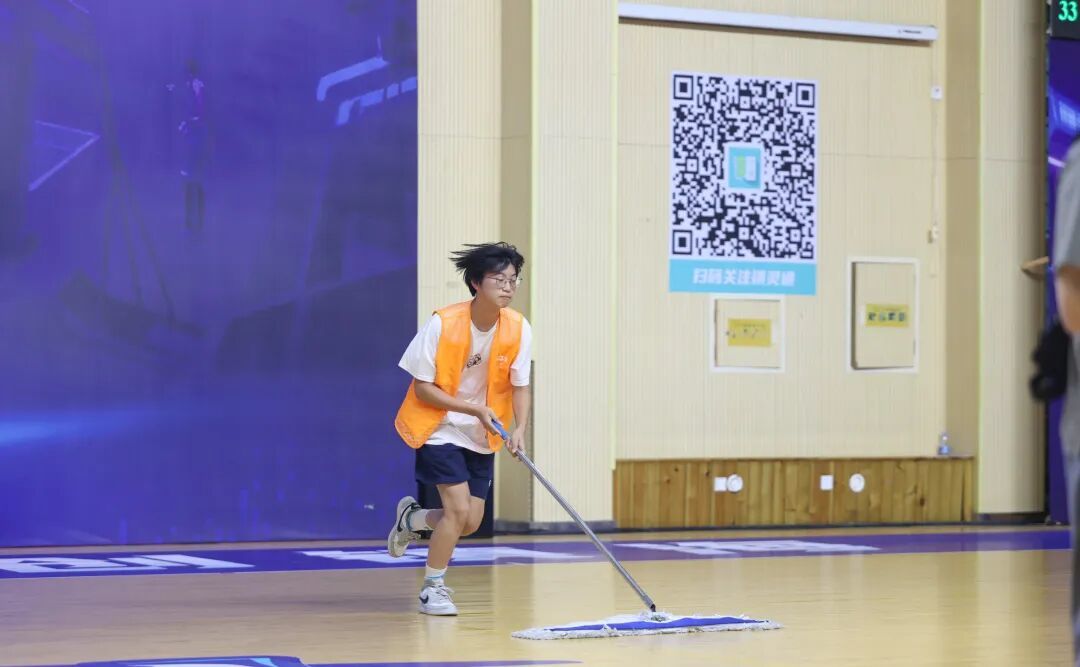 场地清洁志愿者在工作