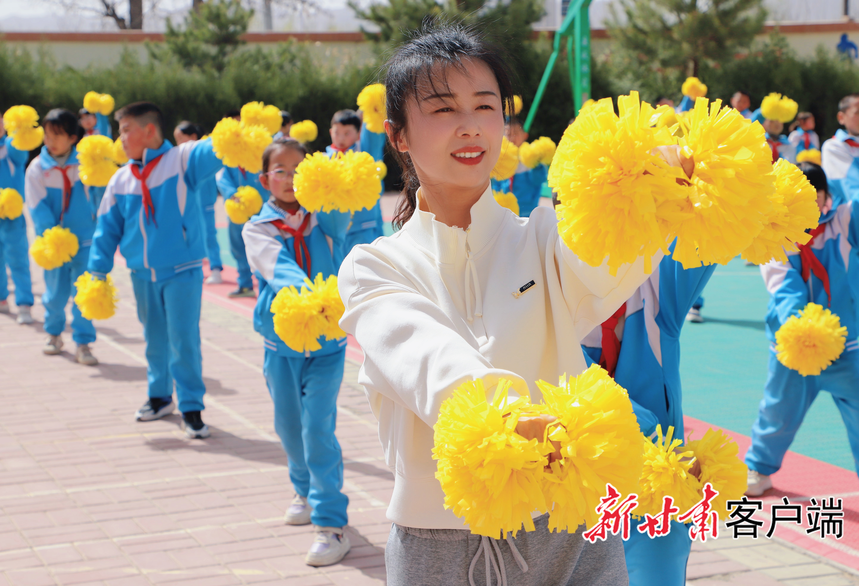 靖远县糜滩中学体艺教师与学生一起运动 新甘肃·甘肃日报通讯员 郑芃生