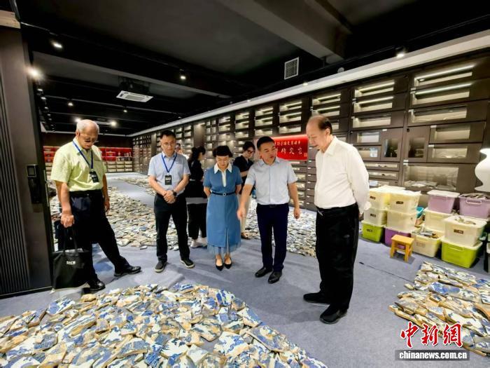 9月7日，江西景德镇，出席“瓷业文化遗产保护与国际标准化”研讨会的专家学者实地考察御窑厂遗址、落马桥窑址等点位。　(主办方供图)