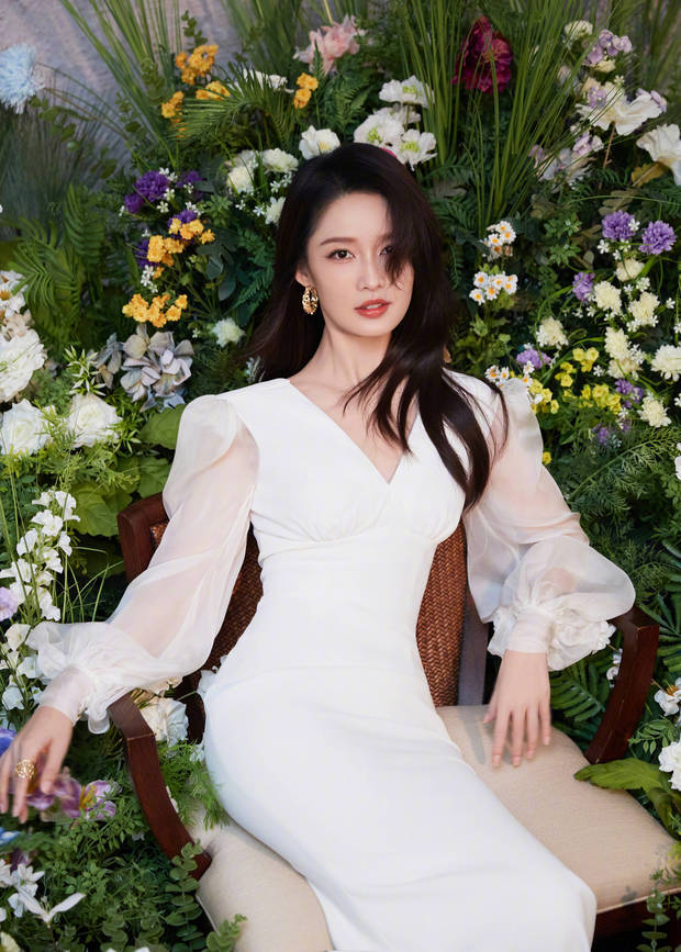李沁坐在椅子上，优雅端庄。