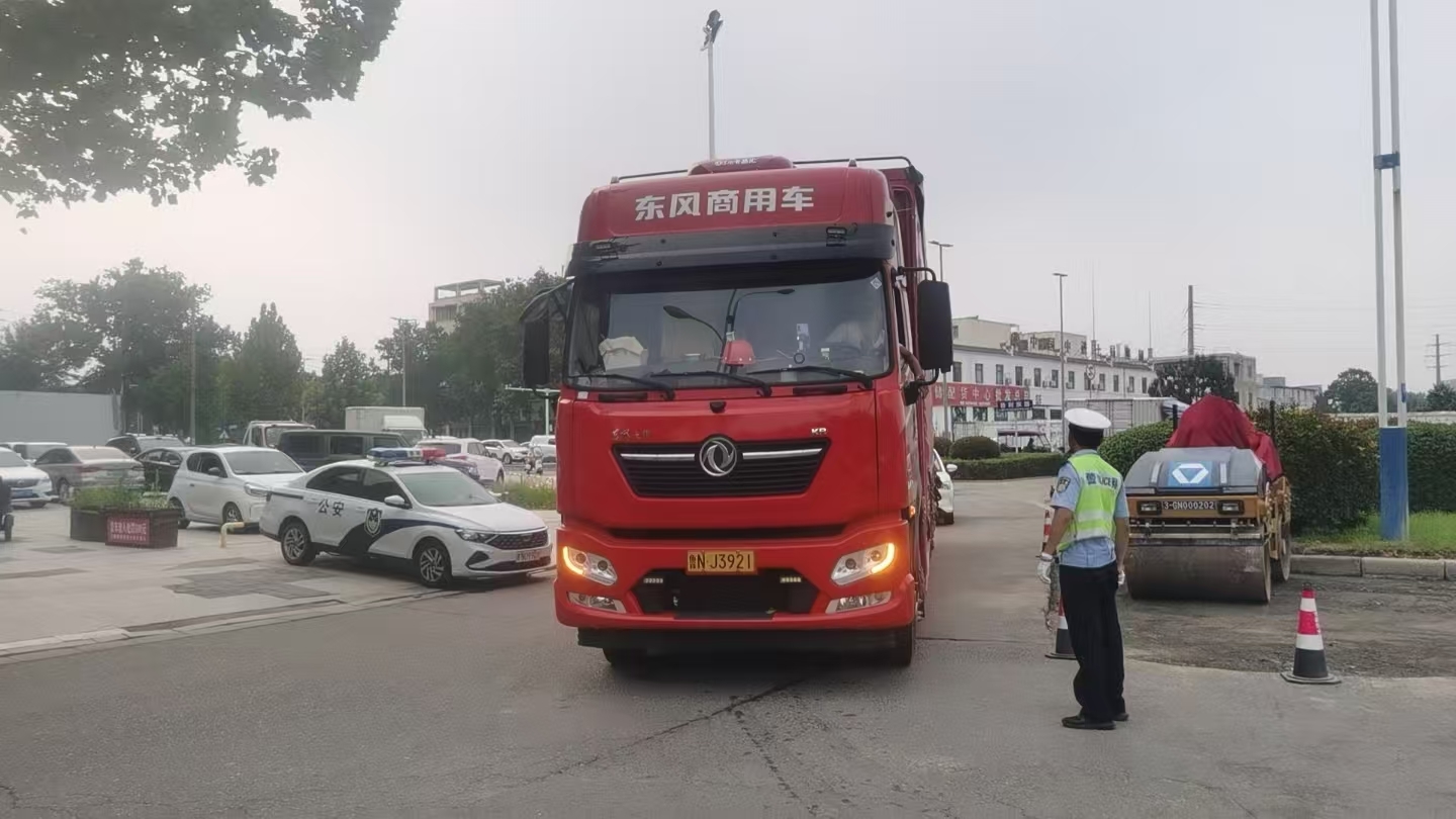 商丘市公安局交警支隊嚴管貨車限行 全力打響“藍天保衛戰”