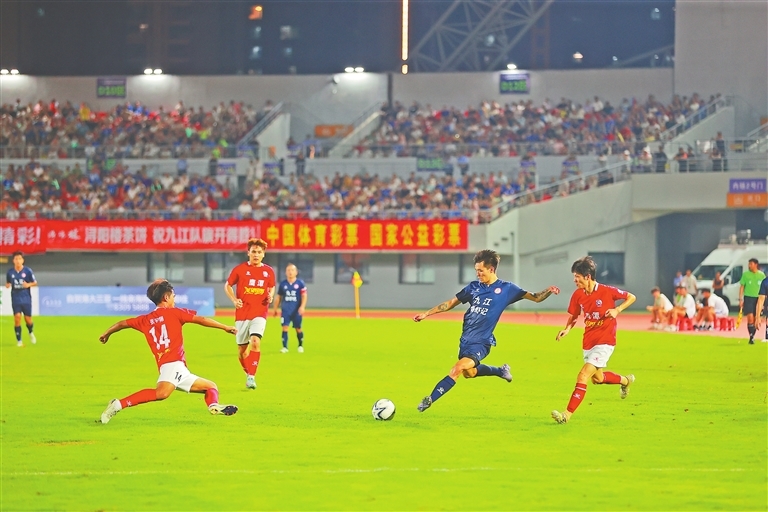 赣超赛场 精彩对决（图）