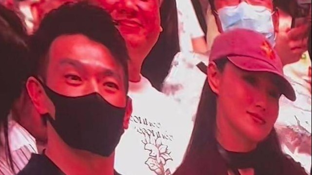 张馨予和老公在广州看演唱会，本人又白又美，何捷戴口罩像男明星封面图