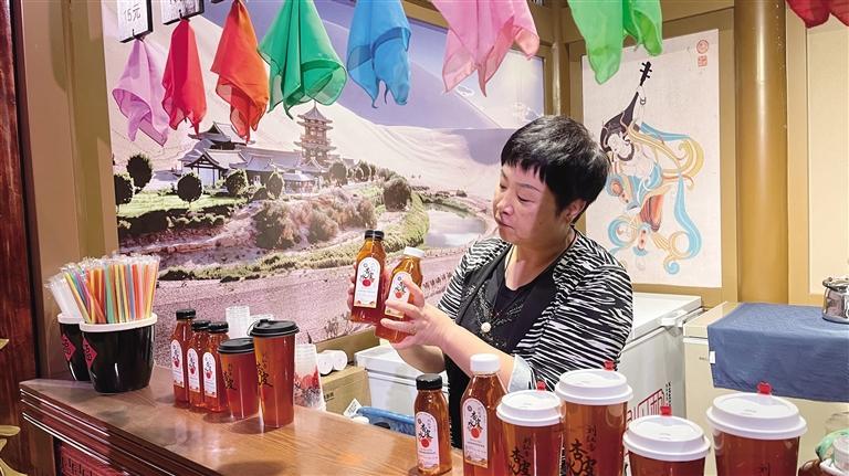 “风起大汉”街区内，西北特色美食店吸引游客了解体验。