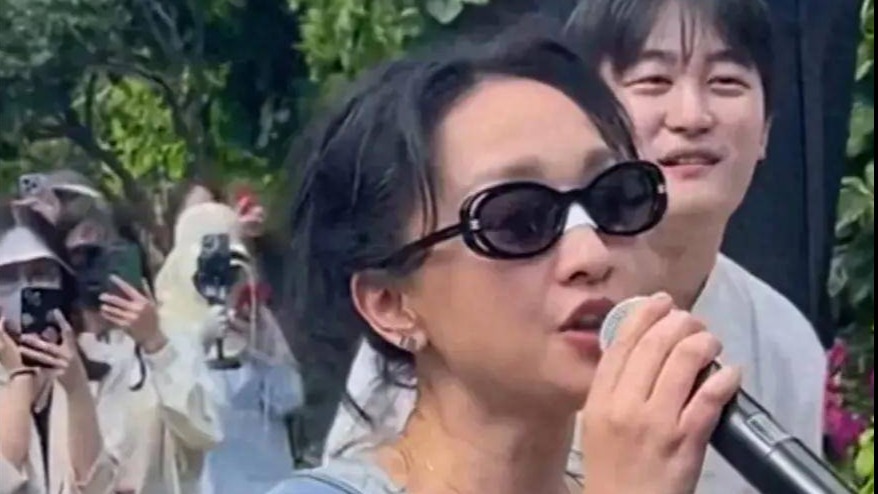 周迅素颜在景区被偶遇，又瘦又黑像路人，看起来比实际年龄老十岁封面图