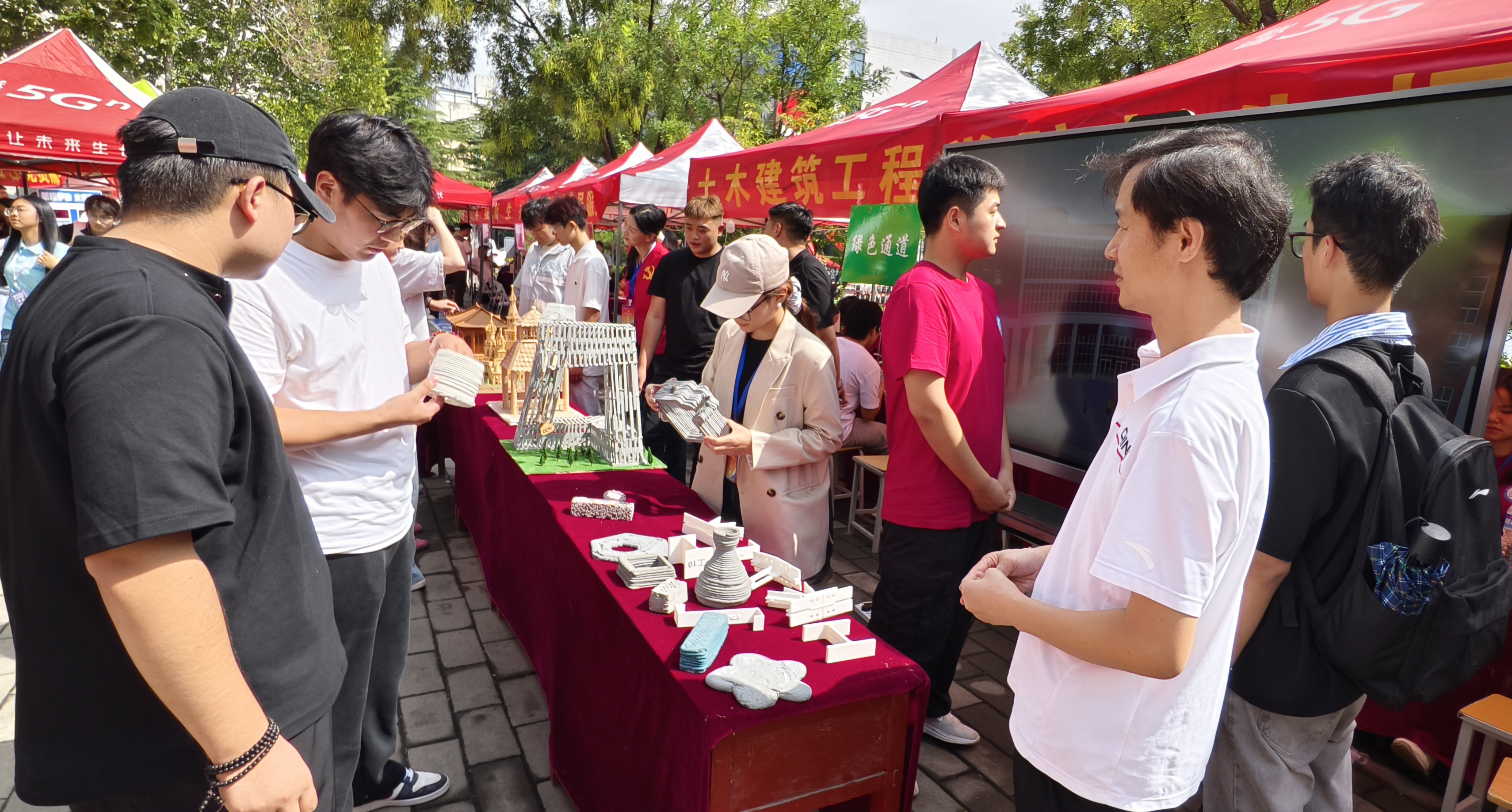 專業(yè)特色彰顯專業(yè)素養(yǎng) 鄭州科技學(xué)院迎新“干貨”滿滿