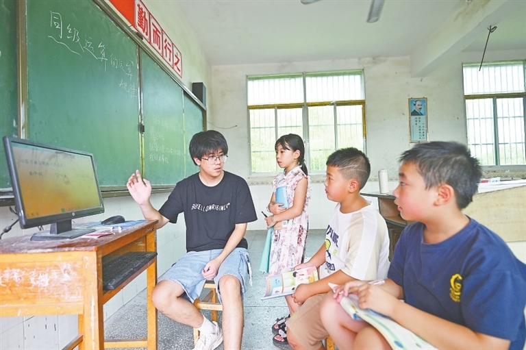 针对人数较少的班级,老师会采取更自由、更有效的教学方式。