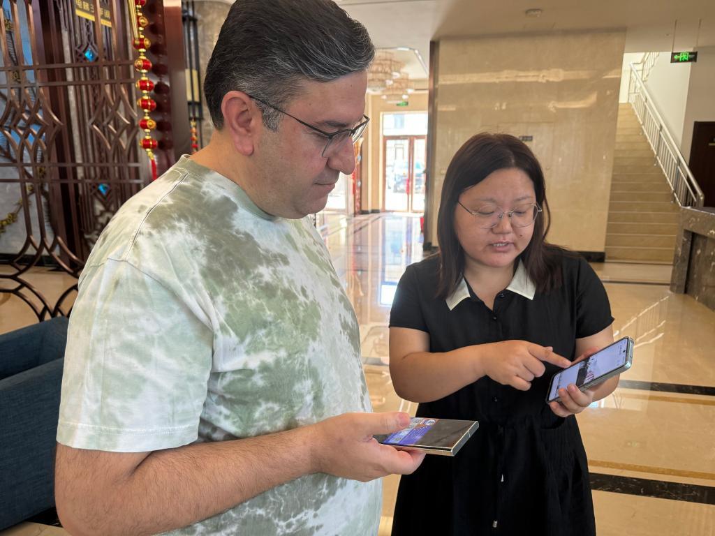 伊朗采购商在白沟新城了解箱包产品。 新华社记者 王美祺 摄