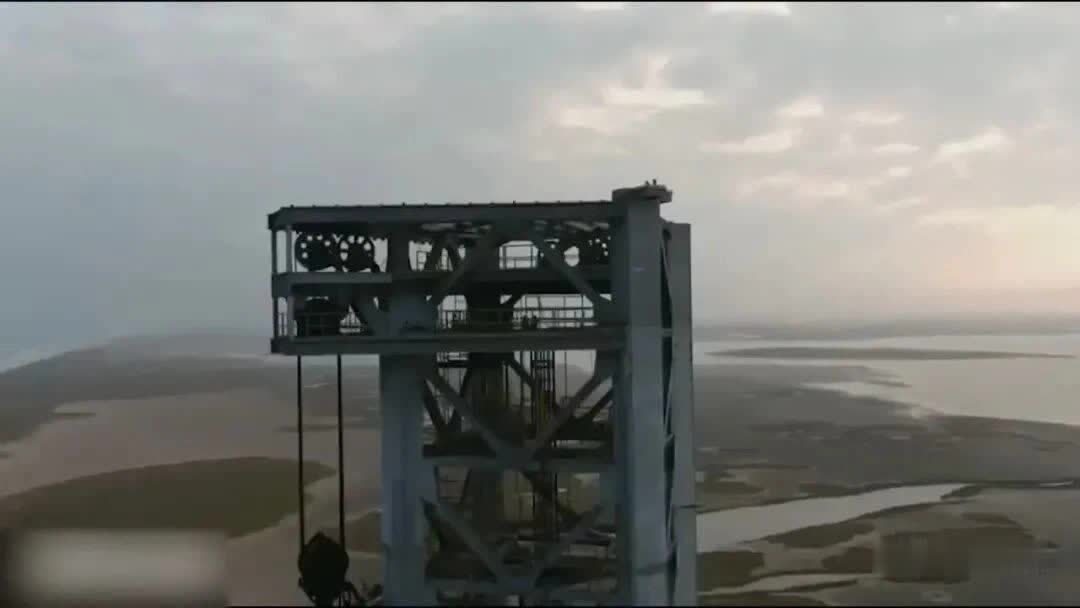 哇！这是一个独特的角度，无人机看SpaceX星际飞船发射塔