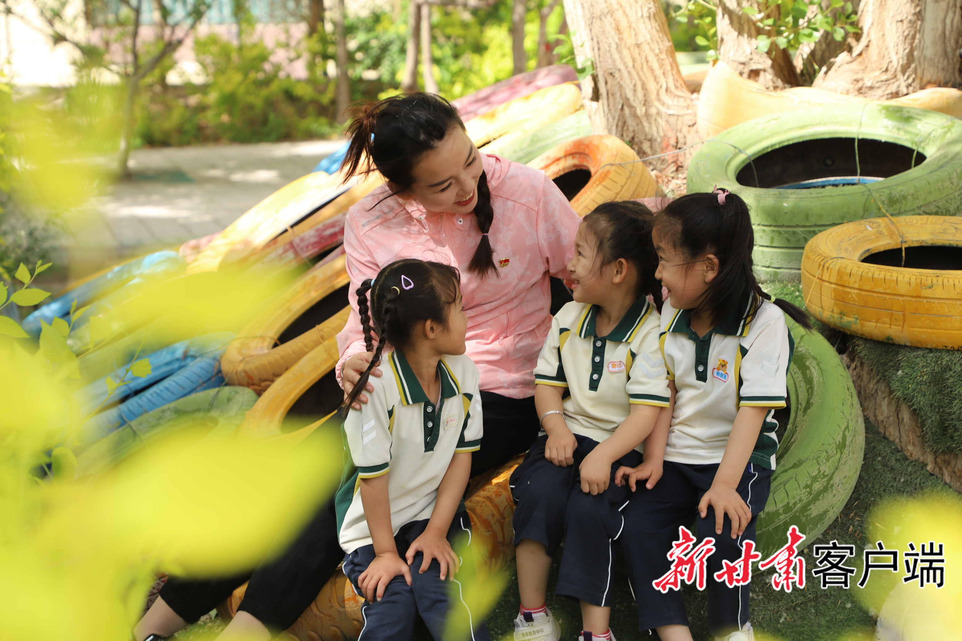 玉门市第四幼儿园教师与幼儿在一起 新甘肃·甘肃日报通讯员 郑芃生